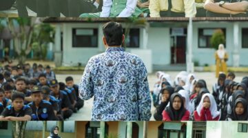 Sukri, Kepsek SMKN 1 Simpang Kiri Dorong Siswa Terus Belajar, Berkembang dan Raih Prestasi